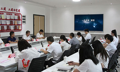 林善平董事長在經(jīng)典書籍閱讀分享會上作《一生擔(dān)承》演講